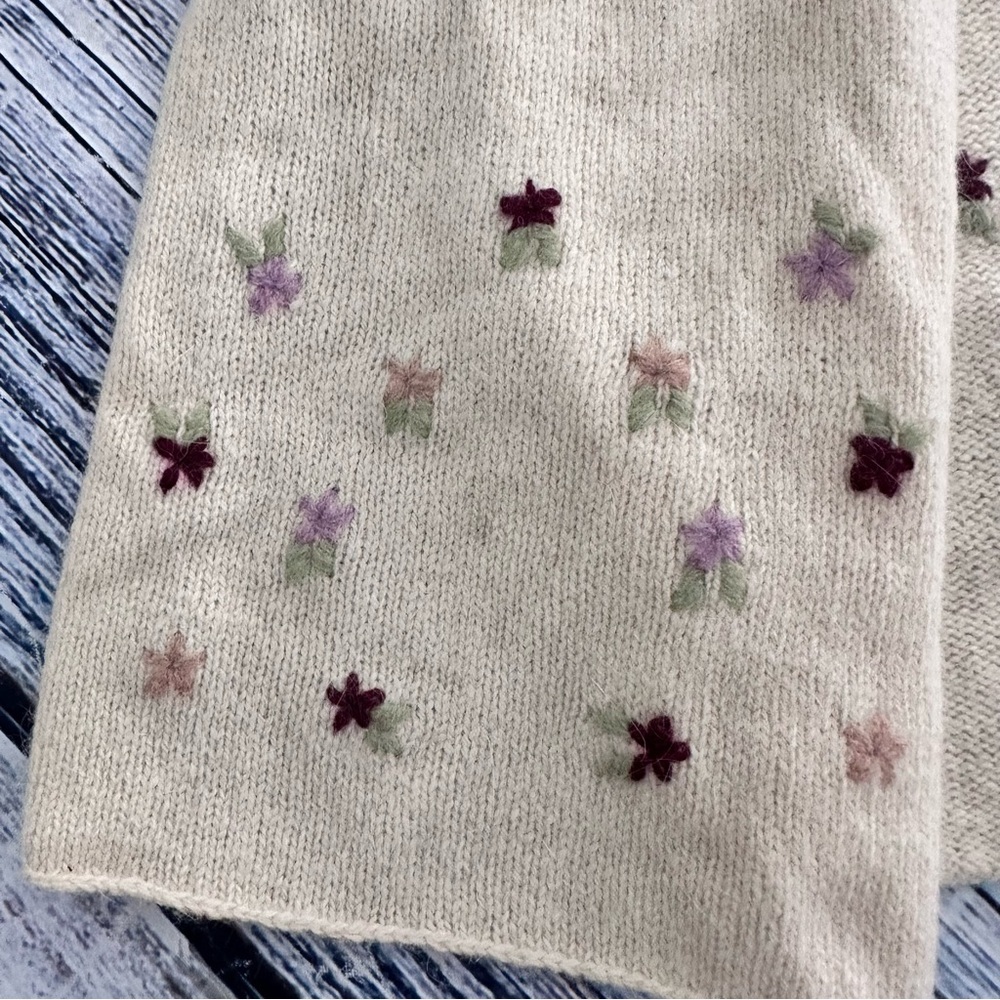 Vintage Y2K Wool Cream Scarf with Floral Embroidery - Picture 3 of 7
